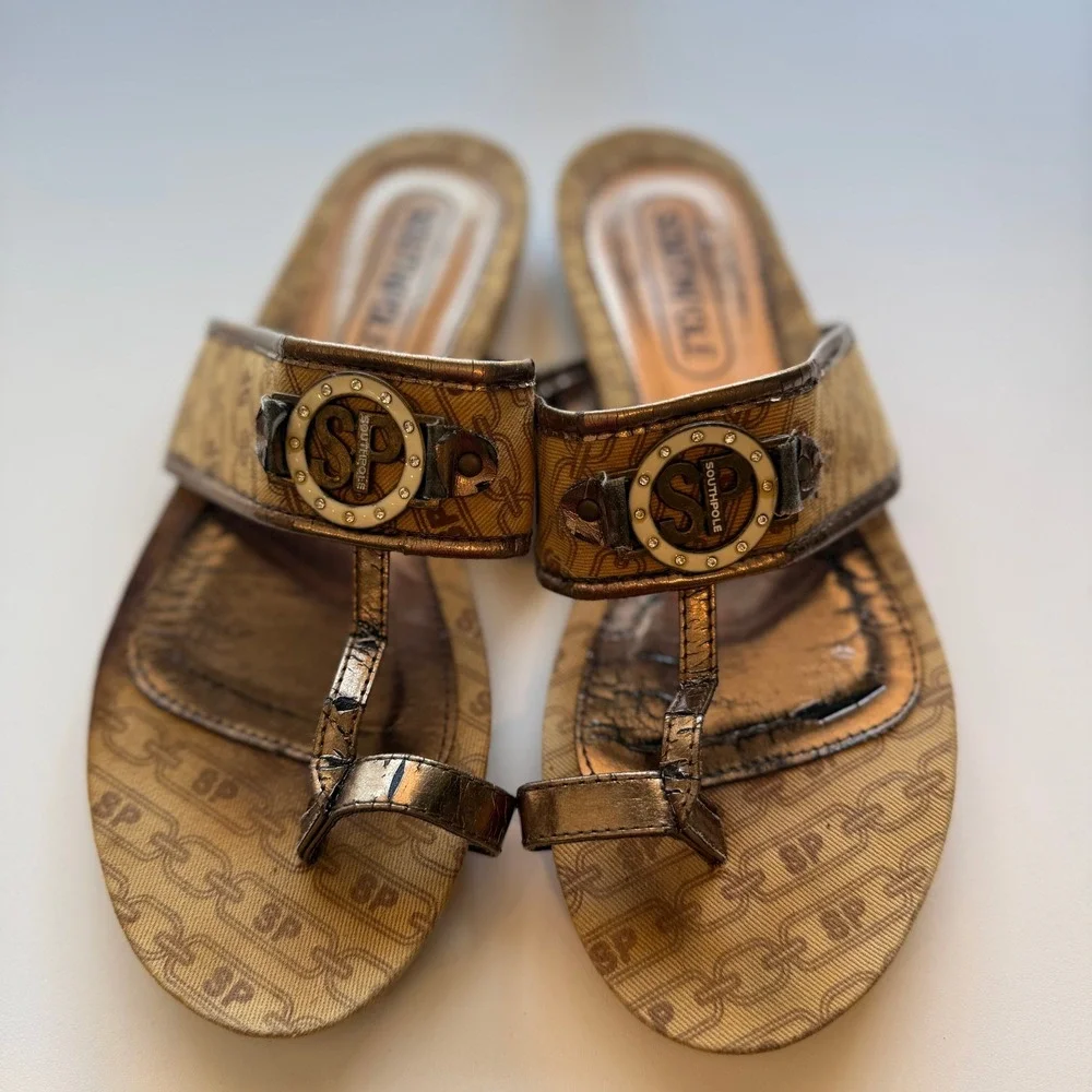 Southpole Womens Bronze Monogram Chain Link Toe Loop Flat Sandals Y2K McBling